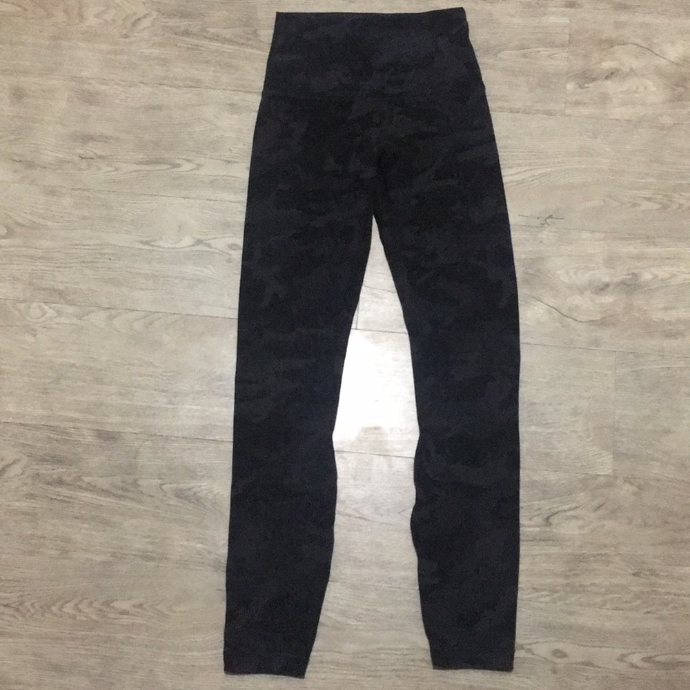Lululemon Aligns 25” Grey/black camo print